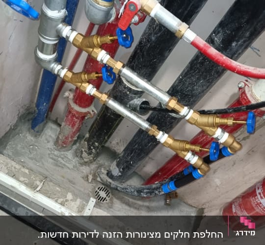 צנרת מים עם ברזים וכלים סניטריים